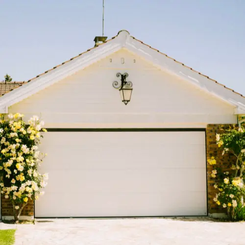 Porte de garage sectionnelle blanche