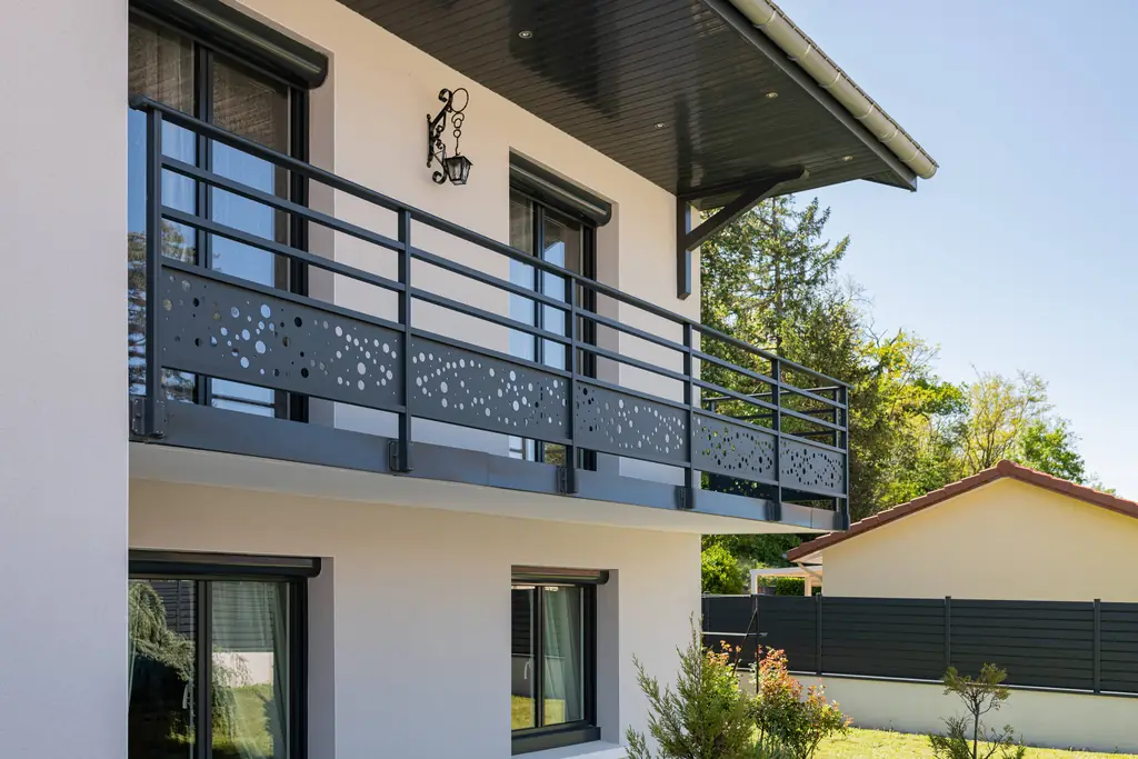 Balcon équipé d’un garde-corps aluminium à barres horizontales