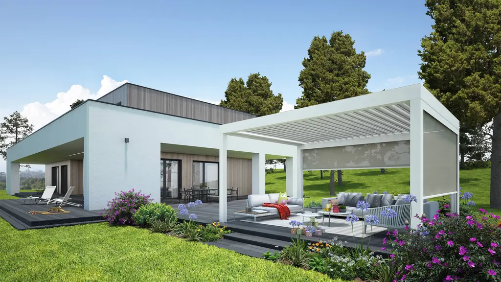 Pergola autoportante blanche avec store, devant une maison