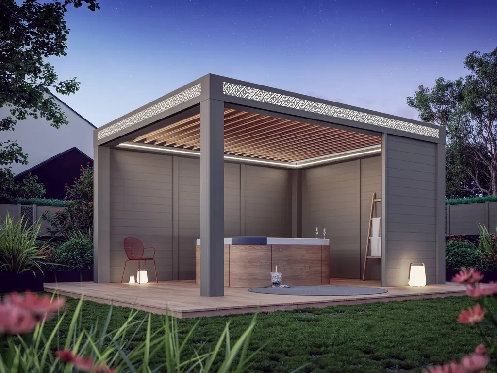Pergola grise à lames ton bois au-dessus d’un spa