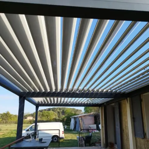 Lames orientables d’une pergola bioclimatique vues de dessous