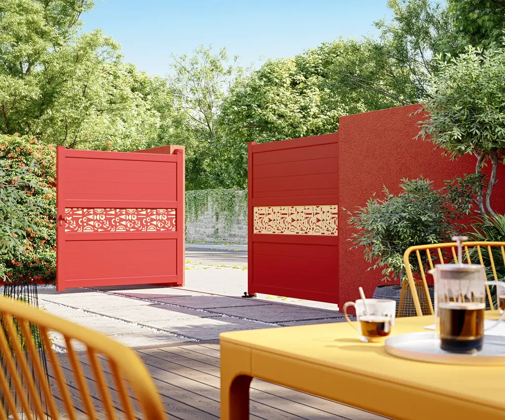 Panneaux de clôture rouges à motifs sur une terrasse