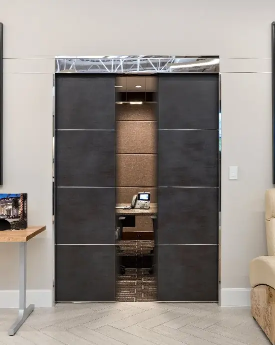 Porte coulissante blindée intégrée à un intérieur