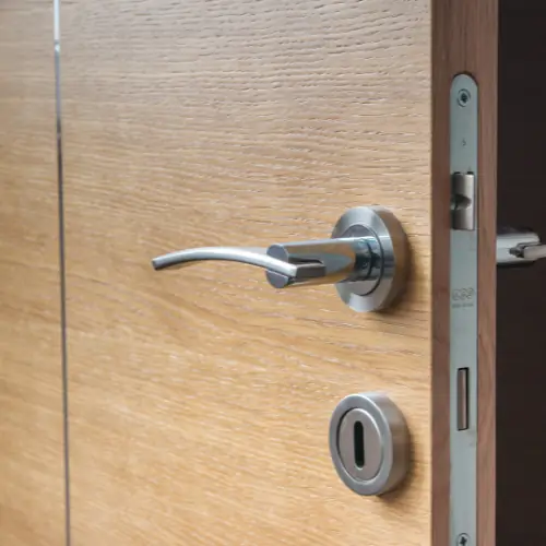 Poignée et serrure d’une porte d’entrée