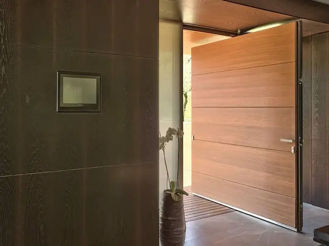 Grande porte sur pivot ouverte