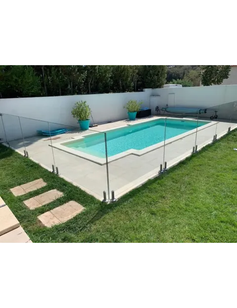 Barrière de piscine vitrée autour d'un bassin