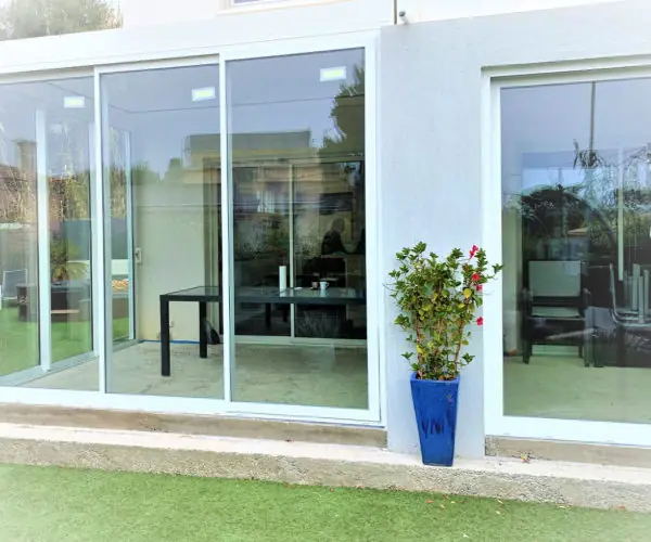 Véranda aluminium blanche réalisée à Sanary-sur-Mer