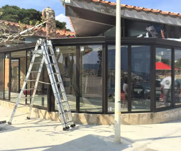Pose d'une véranda pour un restaurant à Toulon