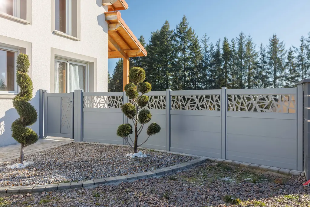 Clôture en aluminium gris à motifs ajourés