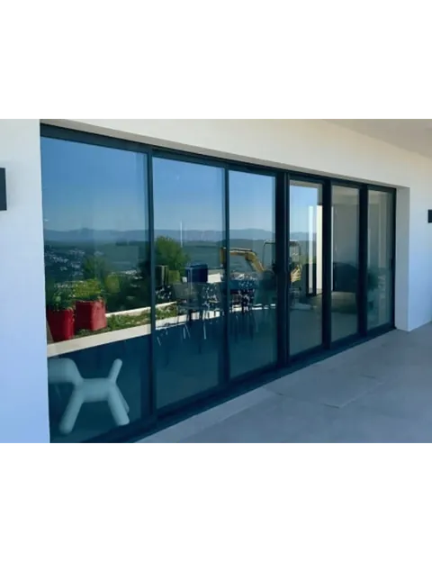 Baie coulissante en aluminium à six vantaux ouverte sur une terrasse