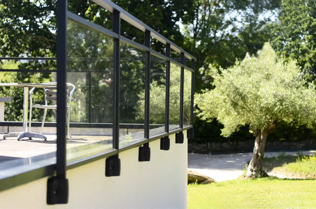 Garde-corps aluminium et verre clair posé en nez de dalle