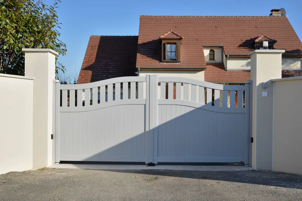 Portail battant semi-plein en aluminium gris clair