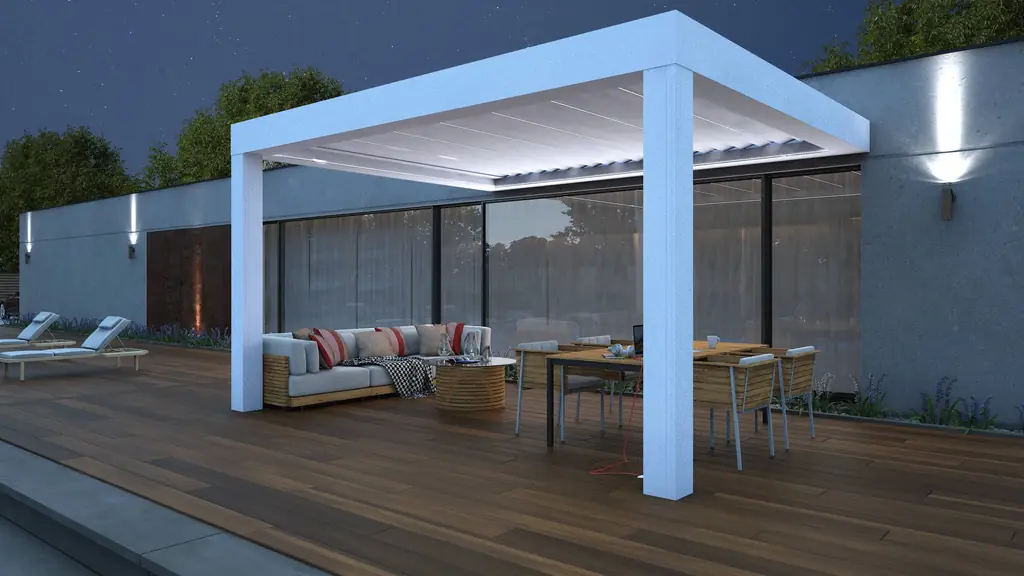 Pergola bioclimatique adossée blanche contre la façade d'une maison