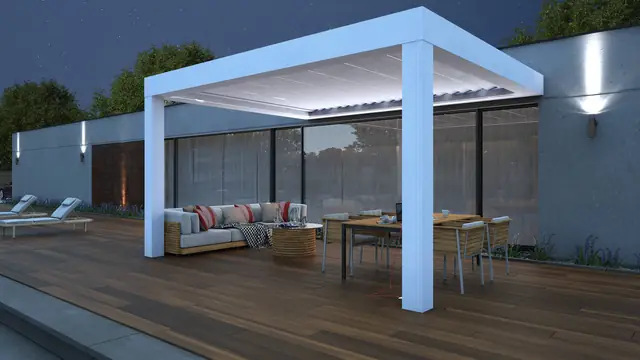 Pergola bioclimatique adossée blanche contre la façade d'une maison
