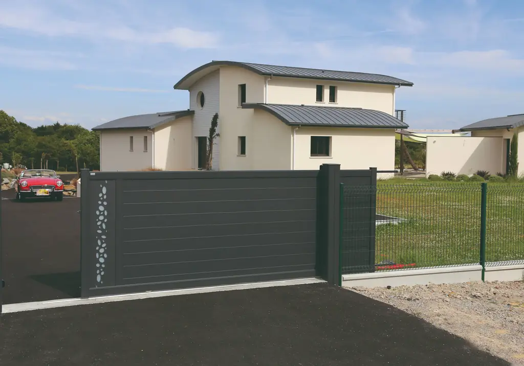 Portail coulissant plein en aluminium anthracite