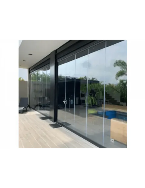 Rideau de verre coulissant fermant une terrasse